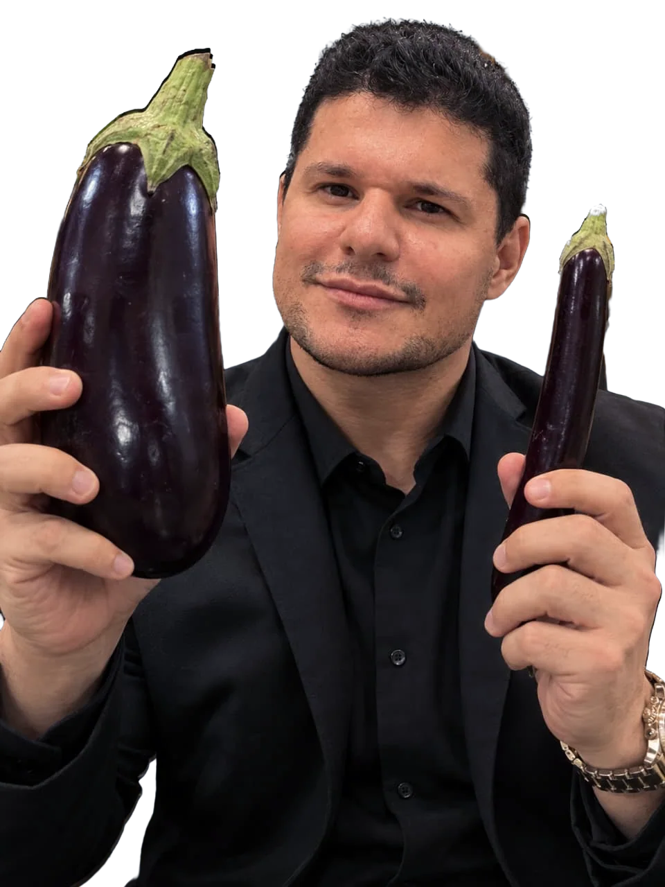 Dr. Julio César em retrato descontraído, segurando duas berinjelas